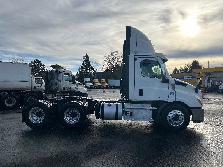 2021 Freightliner Cascadia in Clackamas, OR — photo 8