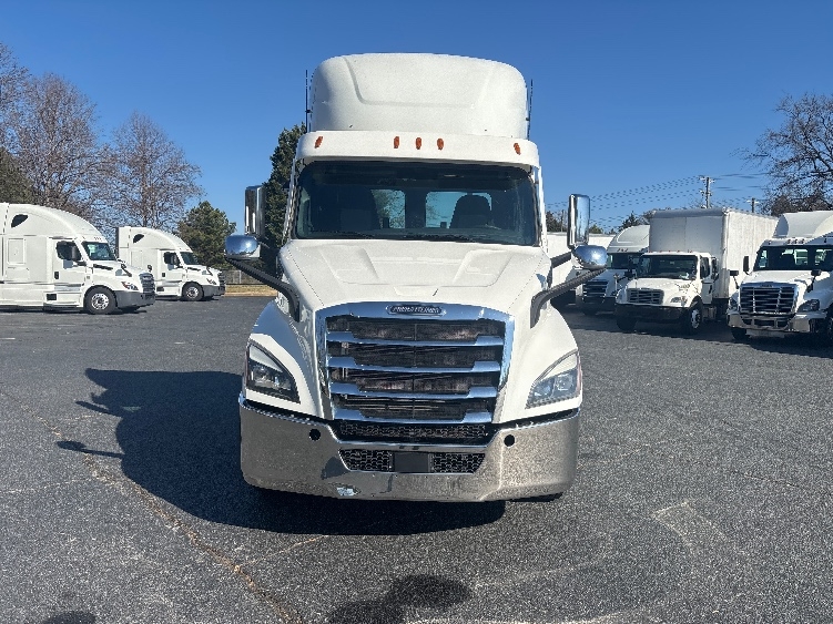 2021 Freightliner Cascadia in Concord, NC — photo 2