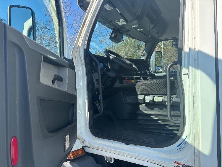 2021 Freightliner Cascadia in Concord, NC — photo 9