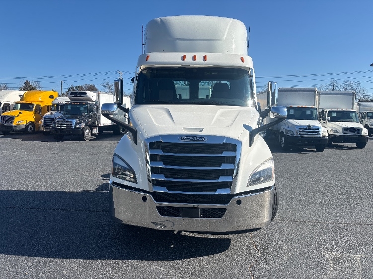 2021 Freightliner Cascadia in Concord, NC — photo 2