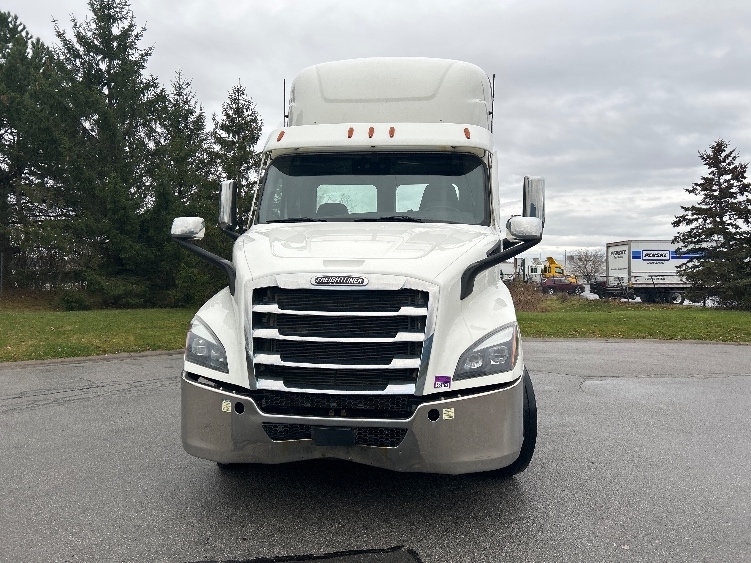 2021 Freightliner Cascadia in Rochester, NY — photo 2