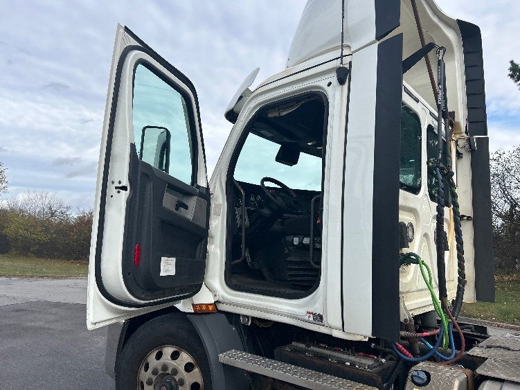 2021 Freightliner Cascadia in Rochester, NY — photo 9