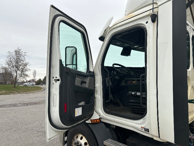 2021 Freightliner Cascadia in Rochester, NY — photo 9