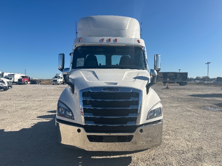 2021 Freightliner Cascadia in Sturtevant, WI — photo 2