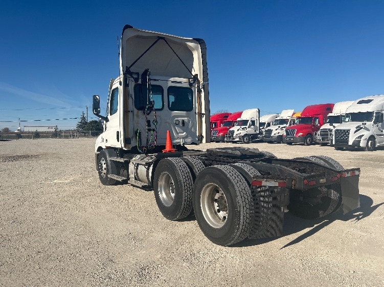 2021 Freightliner Cascadia in Sturtevant, WI — photo 5