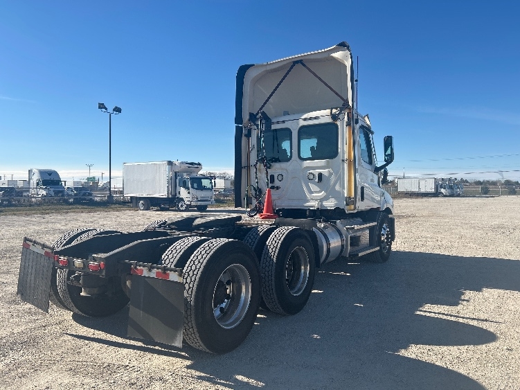 2021 Freightliner Cascadia in Sturtevant, WI — photo 7