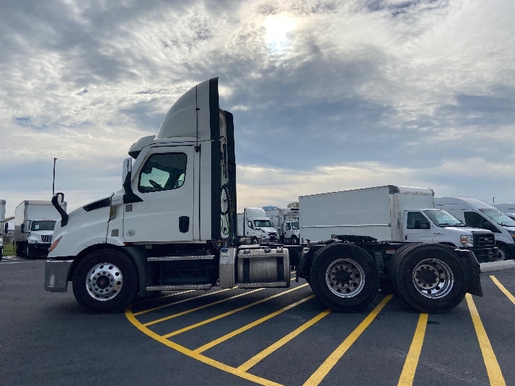 2021 Freightliner Cascadia in San Antonio, TX — photo 4