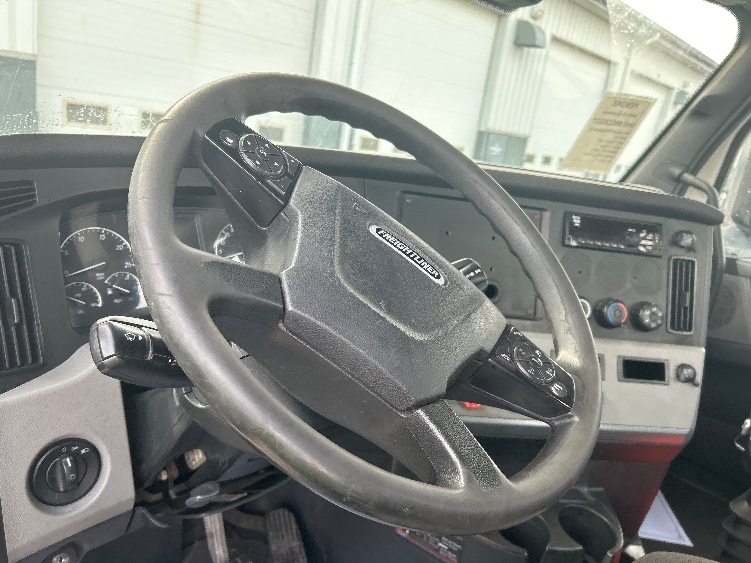 2021 Freightliner Cascadia in Sturtevant, WI — photo 10