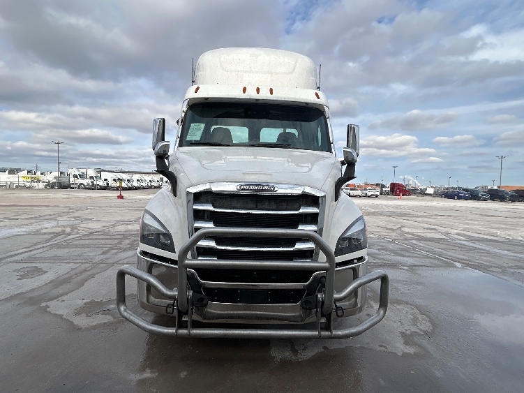 2021 Freightliner Cascadia in Sturtevant, WI — photo 2