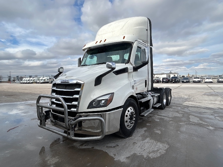 2021 Freightliner Cascadia in Sturtevant, WI — photo 3
