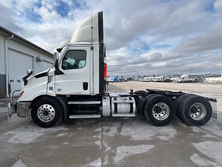 2021 Freightliner Cascadia in Sturtevant, WI — photo 4