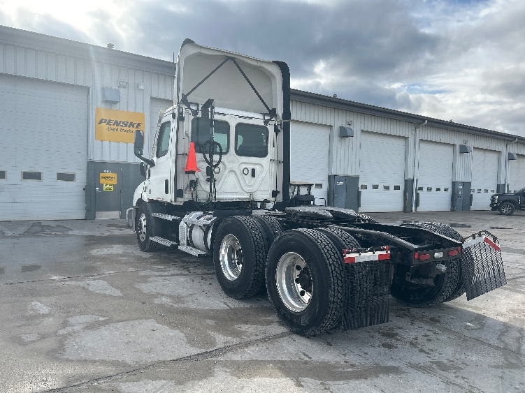 2021 Freightliner Cascadia in Sturtevant, WI — photo 5