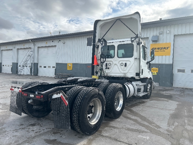 2021 Freightliner Cascadia in Sturtevant, WI — photo 7