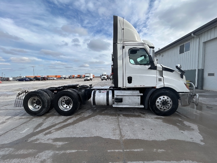 2021 Freightliner Cascadia in Sturtevant, WI — photo 8