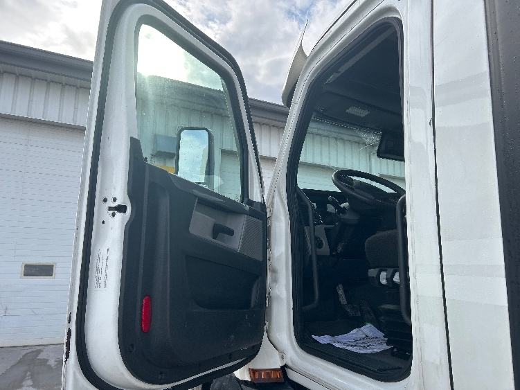2021 Freightliner Cascadia in Sturtevant, WI — photo 9