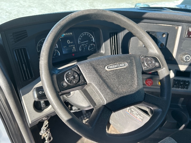 2021 Freightliner Cascadia in Sturtevant, WI — photo 10