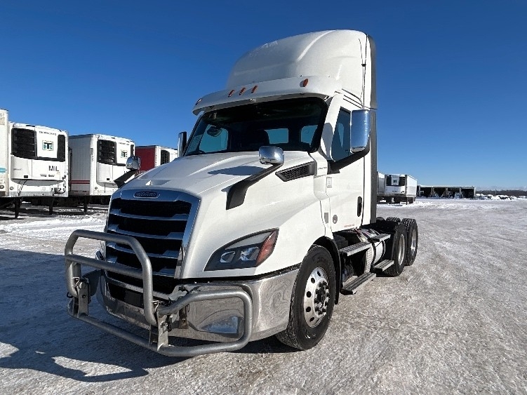 2021 Freightliner Cascadia in Sturtevant, WI — photo 3