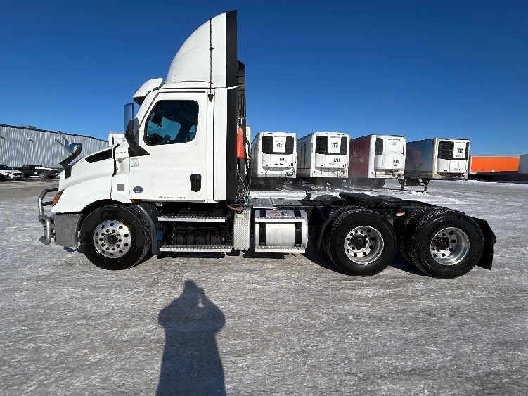 2021 Freightliner Cascadia in Sturtevant, WI — photo 4