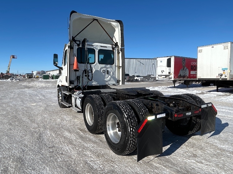 2021 Freightliner Cascadia in Sturtevant, WI — photo 5