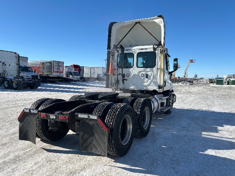 2021 Freightliner Cascadia in Sturtevant, WI — photo 7
