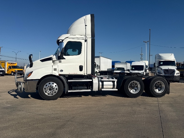 2021 Freightliner Cascadia in Arlington, TX — photo 4