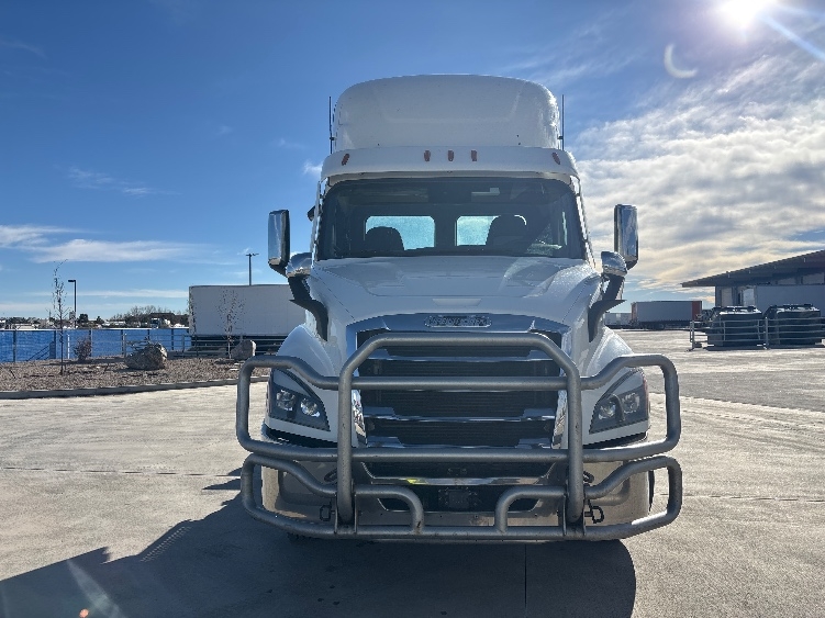 2021 Freightliner Cascadia in Aurora, CO — photo 2