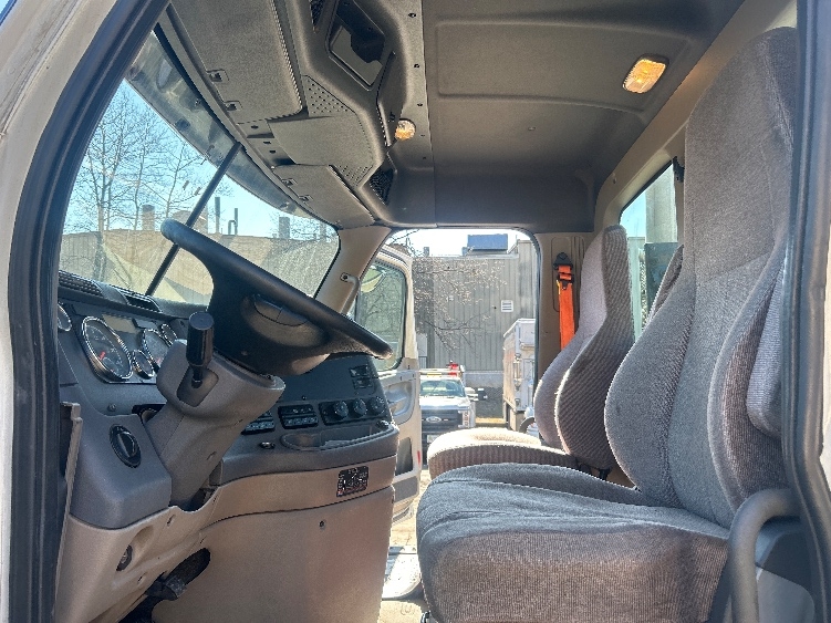 2019 Freightliner Cascadia in Jessup, PA — photo 10