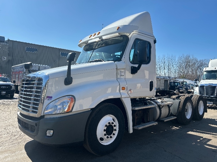 2019 Freightliner Cascadia in Jessup, PA — photo 3