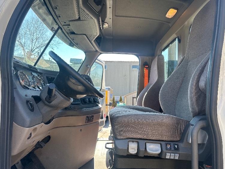 2019 Freightliner Cascadia in Jessup, PA — photo 10