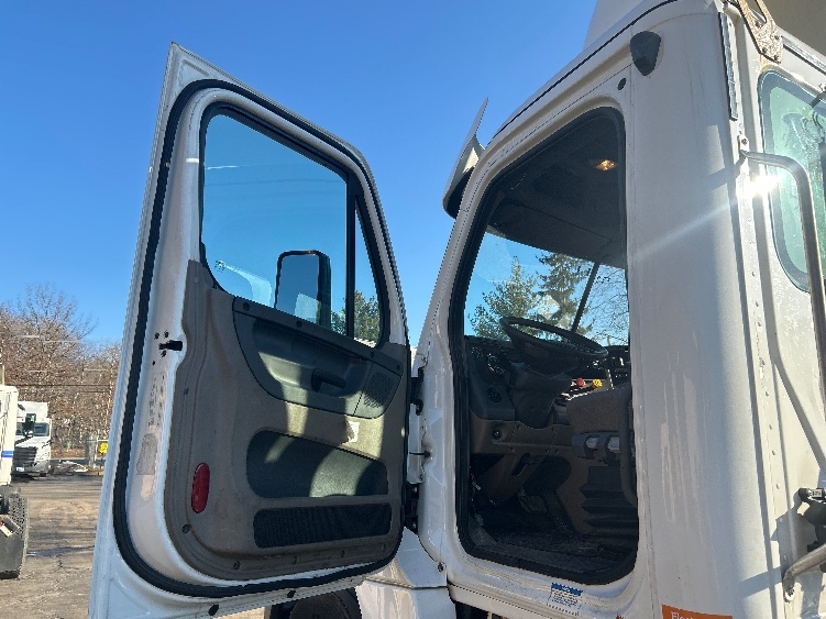 2019 Freightliner Cascadia in Jessup, PA — photo 9