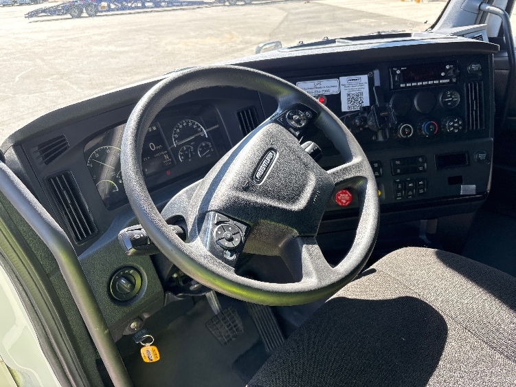 2023 Freightliner Cascadia in Fresno, CA — photo 10