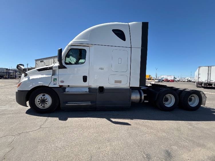 2023 Freightliner Cascadia in Fresno, CA — photo 4