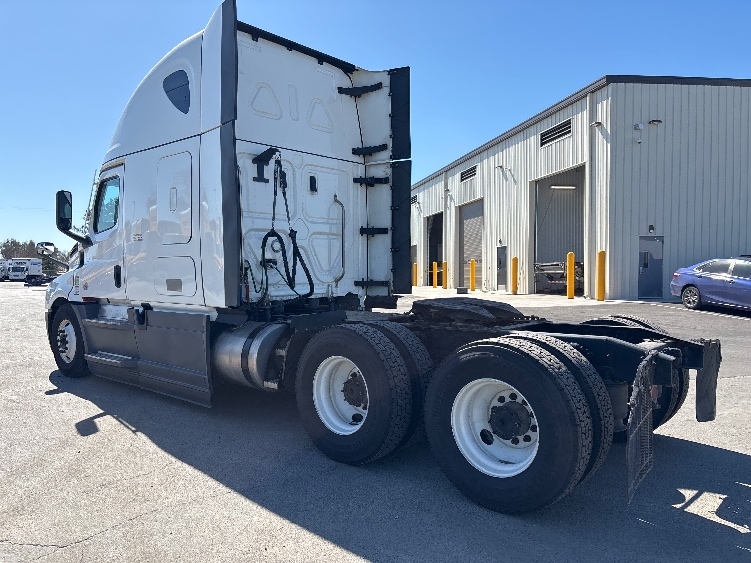 2023 Freightliner Cascadia in Fresno, CA — photo 5