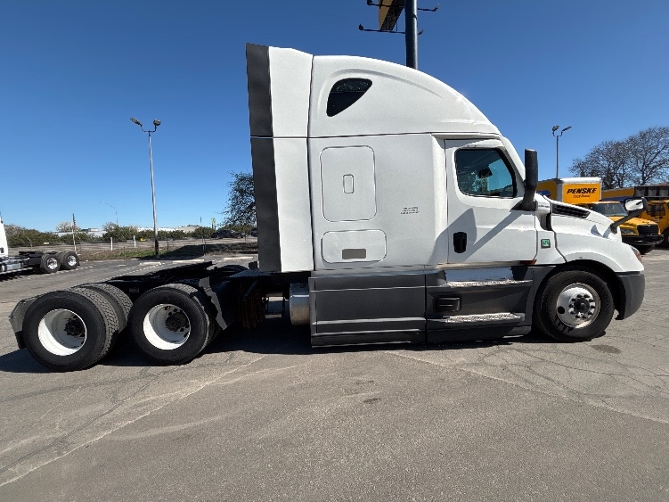 2023 Freightliner Cascadia in Fresno, CA — photo 8
