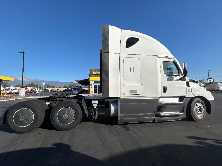 2023 Freightliner Cascadia in Fontana, CA — photo 8