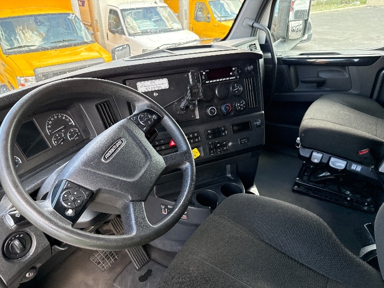 2023 Freightliner Cascadia in Fontana, CA — photo 10