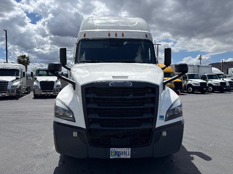 2023 Freightliner Cascadia in Fontana, CA — photo 2