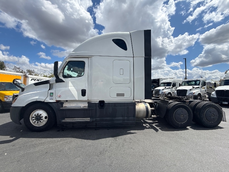 2023 Freightliner Cascadia in Fontana, CA — photo 4