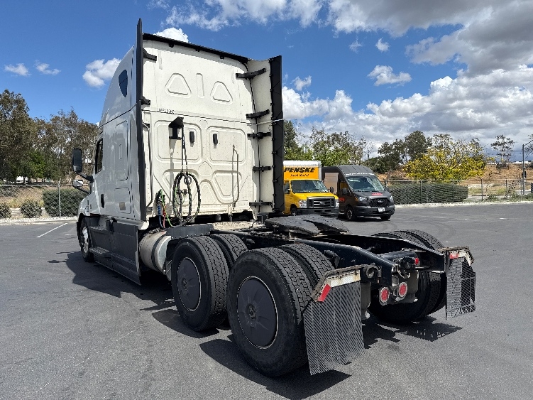 2023 Freightliner Cascadia in Fontana, CA — photo 5