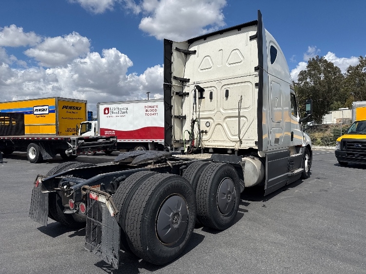 2023 Freightliner Cascadia in Fontana, CA — photo 7