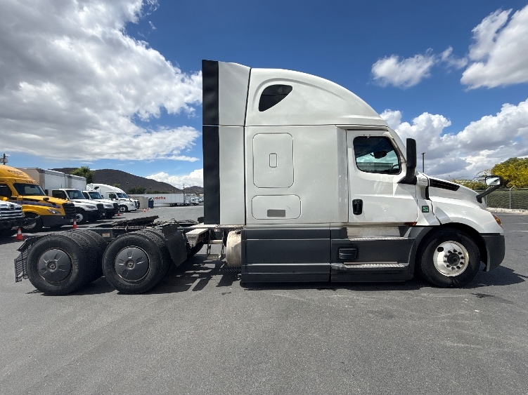 2023 Freightliner Cascadia in Fontana, CA — photo 8
