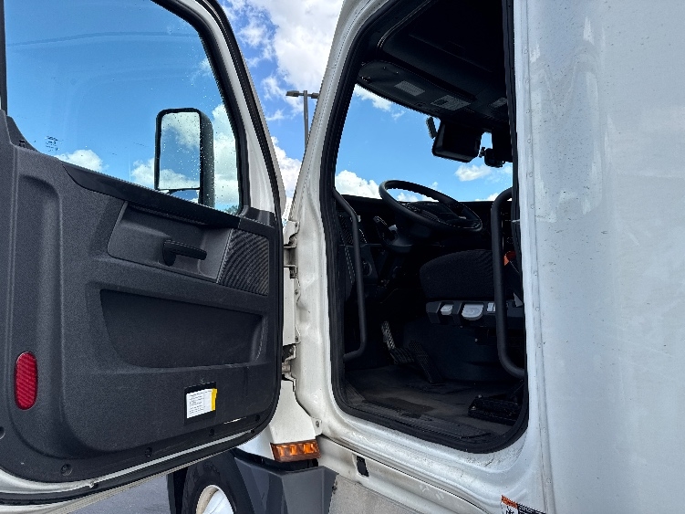 2023 Freightliner Cascadia in Fontana, CA — photo 9