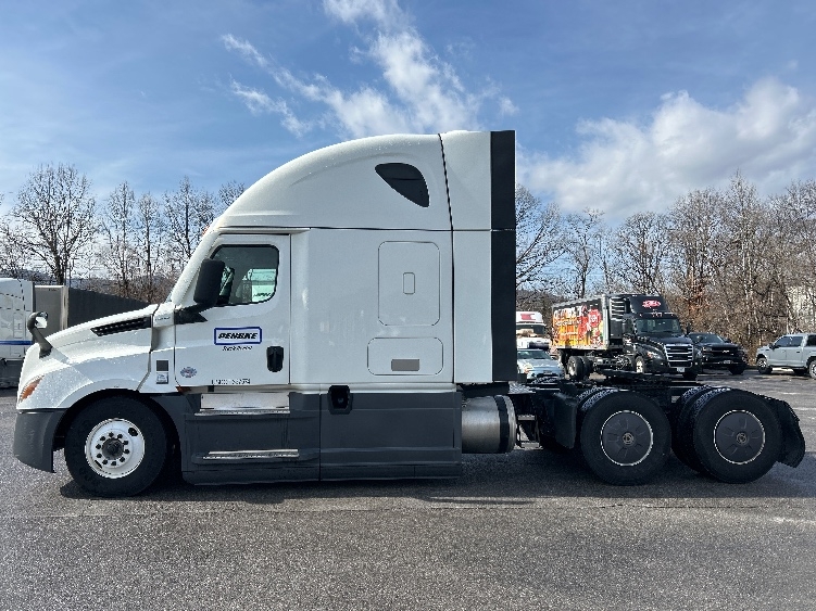 2023 Freightliner Cascadia in Salem, VA — photo 4
