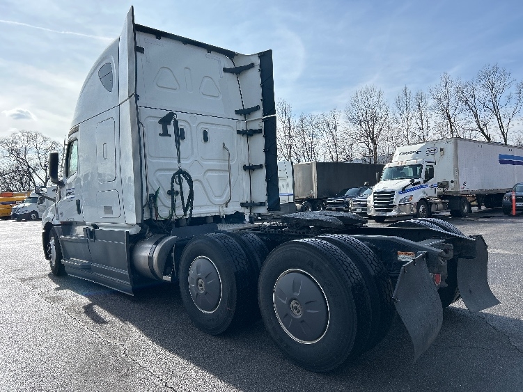 2023 Freightliner Cascadia in Salem, VA — photo 5