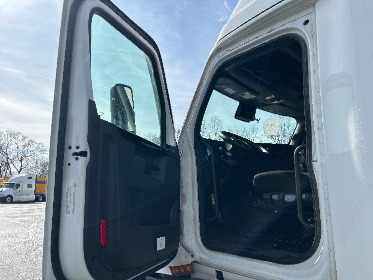2023 Freightliner Cascadia in Salem, VA — photo 9