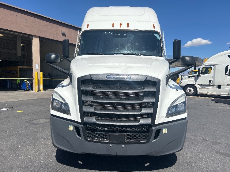 2023 Freightliner Cascadia in Las Vegas, NV — photo 2