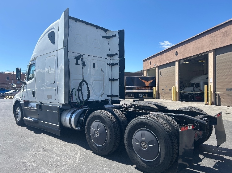 2023 Freightliner Cascadia in Las Vegas, NV — photo 5