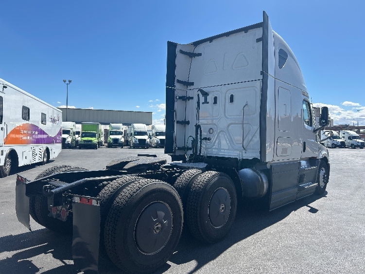 2023 Freightliner Cascadia in Las Vegas, NV — photo 7