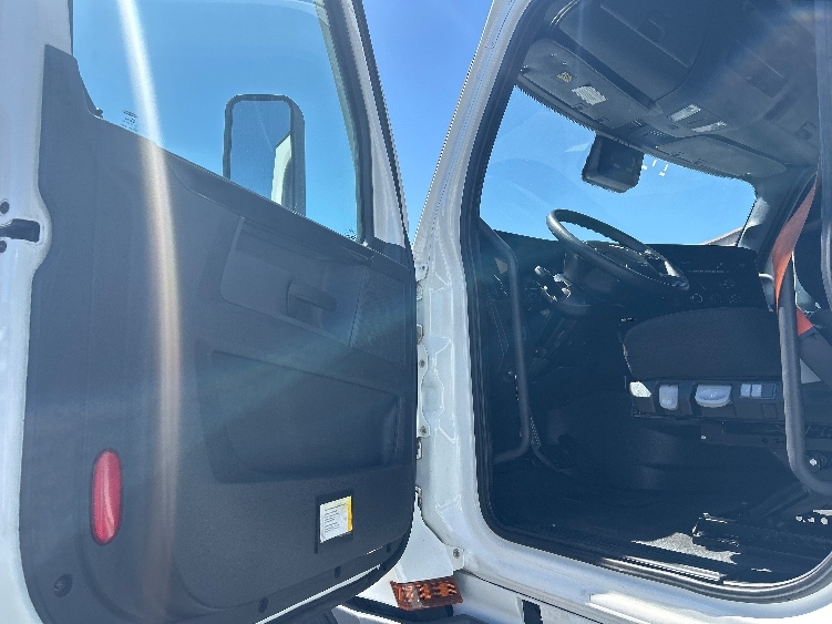2023 Freightliner Cascadia in Las Vegas, NV — photo 9