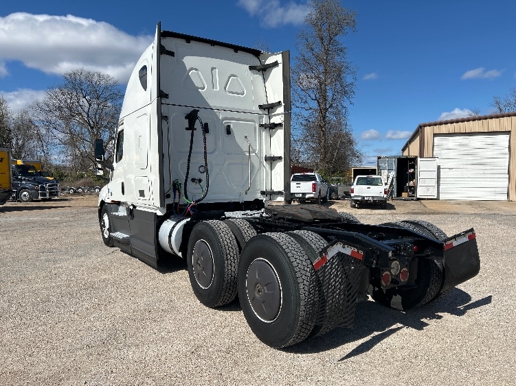 2023 Freightliner Cascadia in Poplar Bluff, MO — photo 5